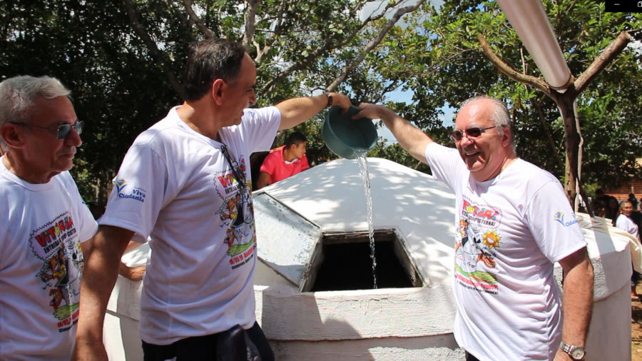 José Roberto, presidente do Comitê Betinho, e o presidente do IVC conferem a qualidade da água depositada na cisterna