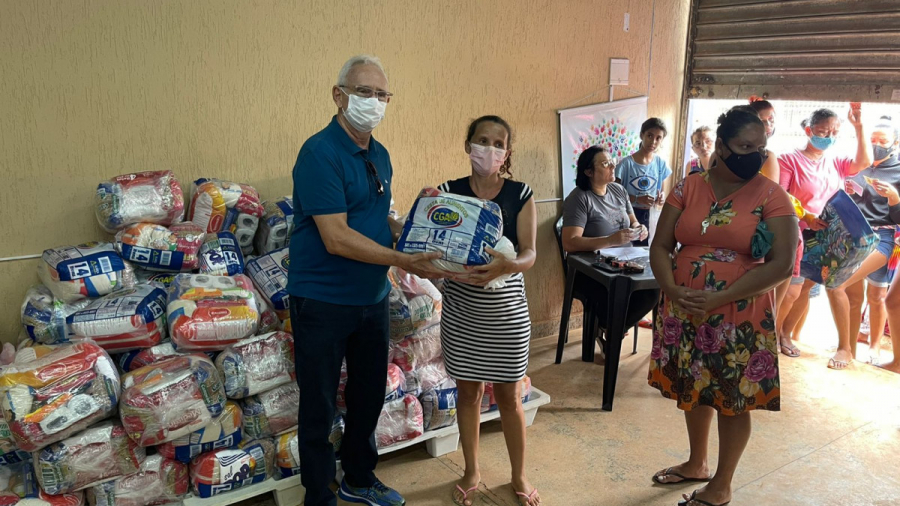 Presidente em exercício do IVC, Haroldo Vieira, entrega cestas básicas no projeto Mãos Solidárias no Sol Nascente (DF)